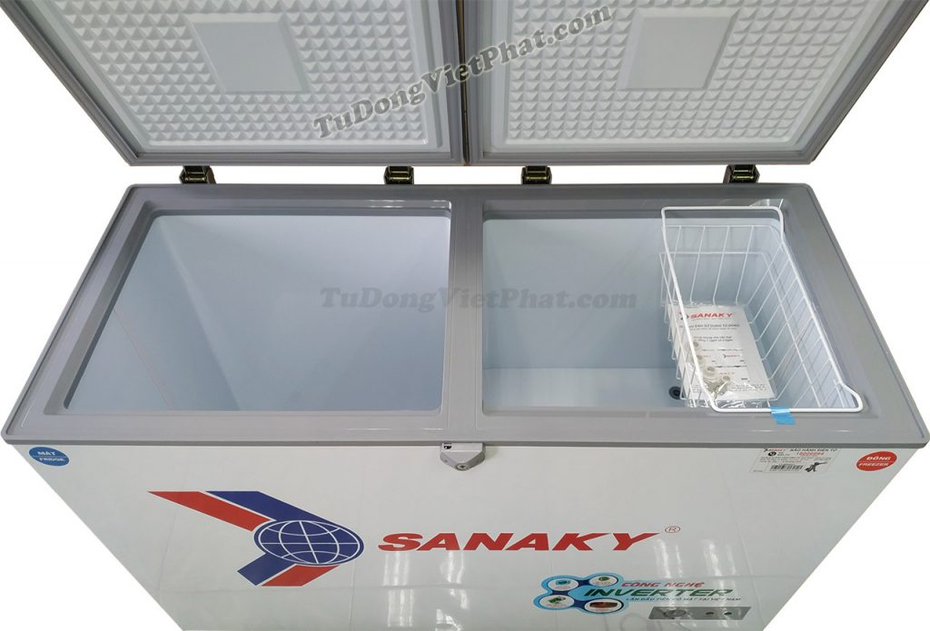 Bên trong tủ đông Sanaky VH-3699W3 260L INVERTER