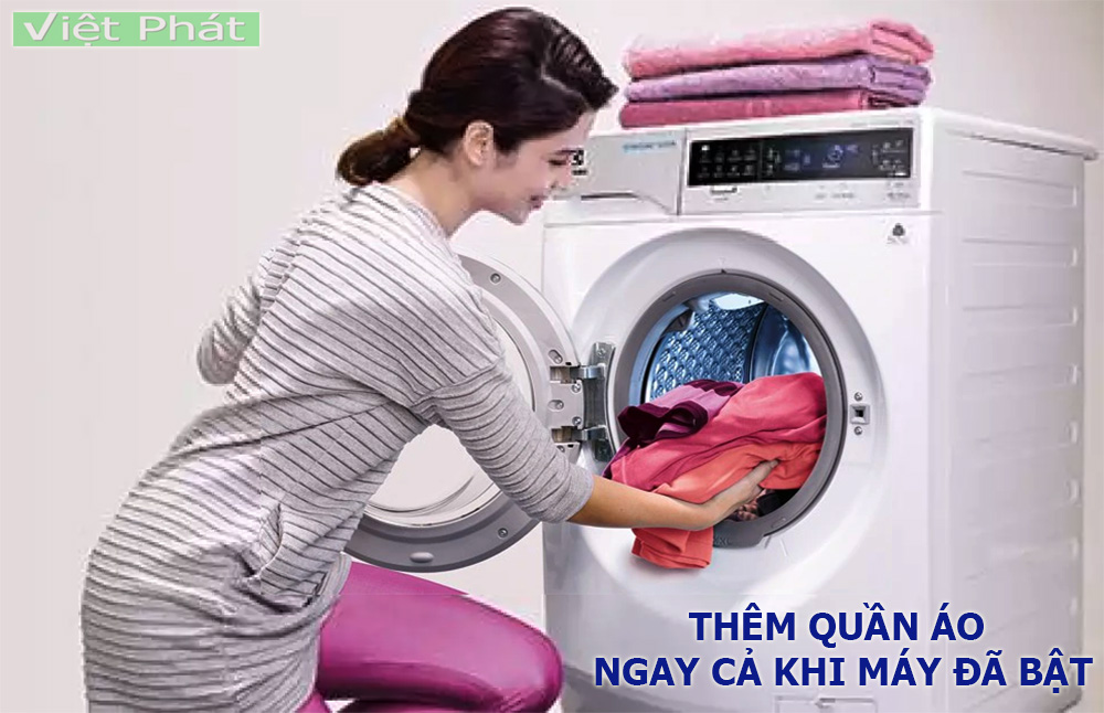 Máy giặt Electrolux EWF8025BQWA thêm quần áo khi đang giặt